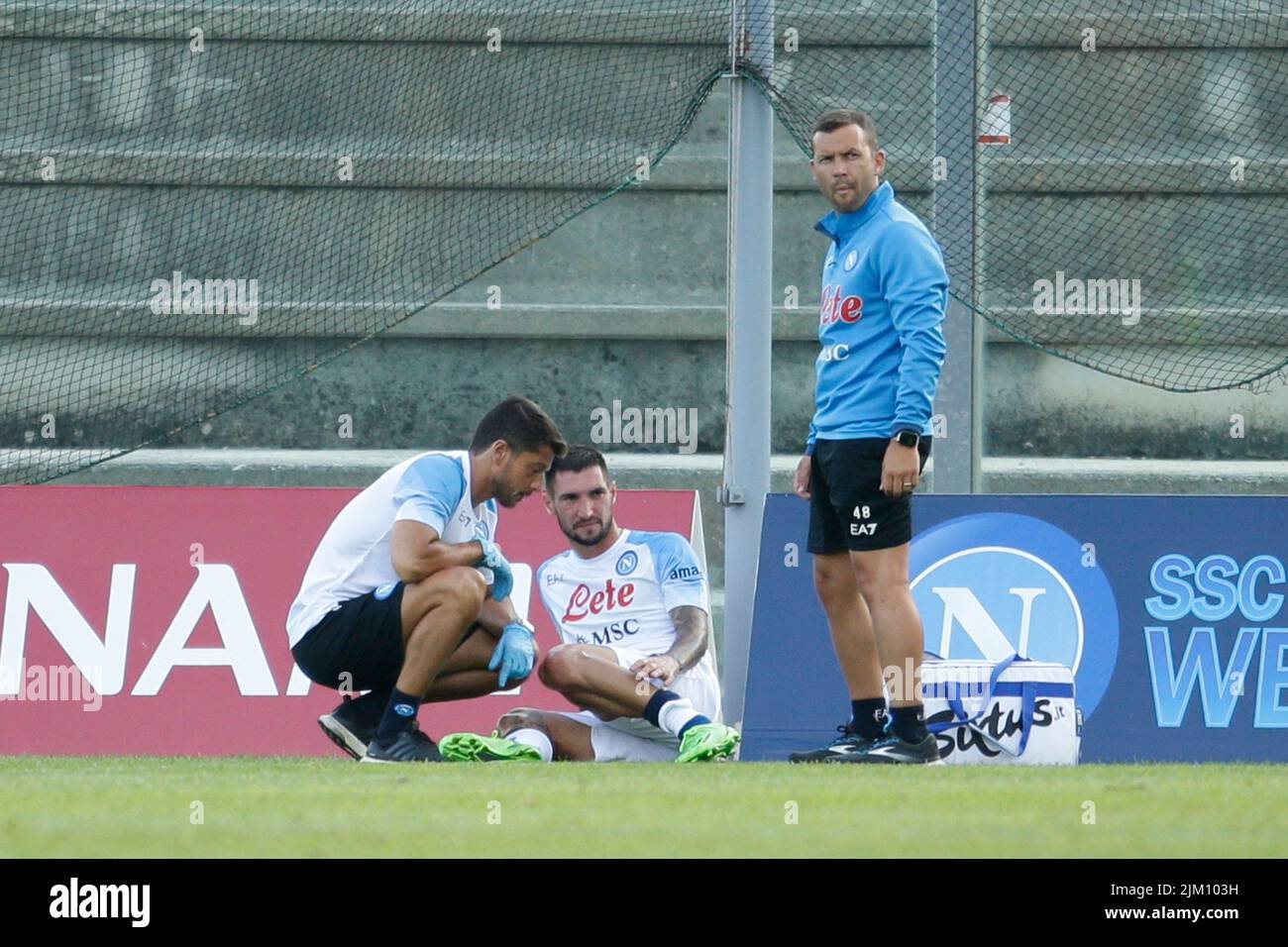 L'attaccante italiano della SSC Napoli Matteo Politano ha injuriato durante l'amichevole SSC Napoli Girona al campo di allenamento pre-stagione 2022-23 della SSC Napoli a Castel di Sangro Foto Stock