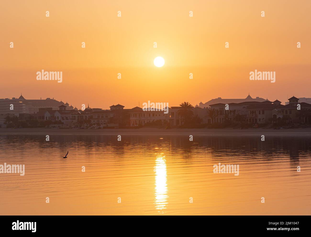 Una splendida vista del tramonto sull'edificio nel Palm Jumeirah, Dubai, Emirati Arabi Uniti Foto Stock