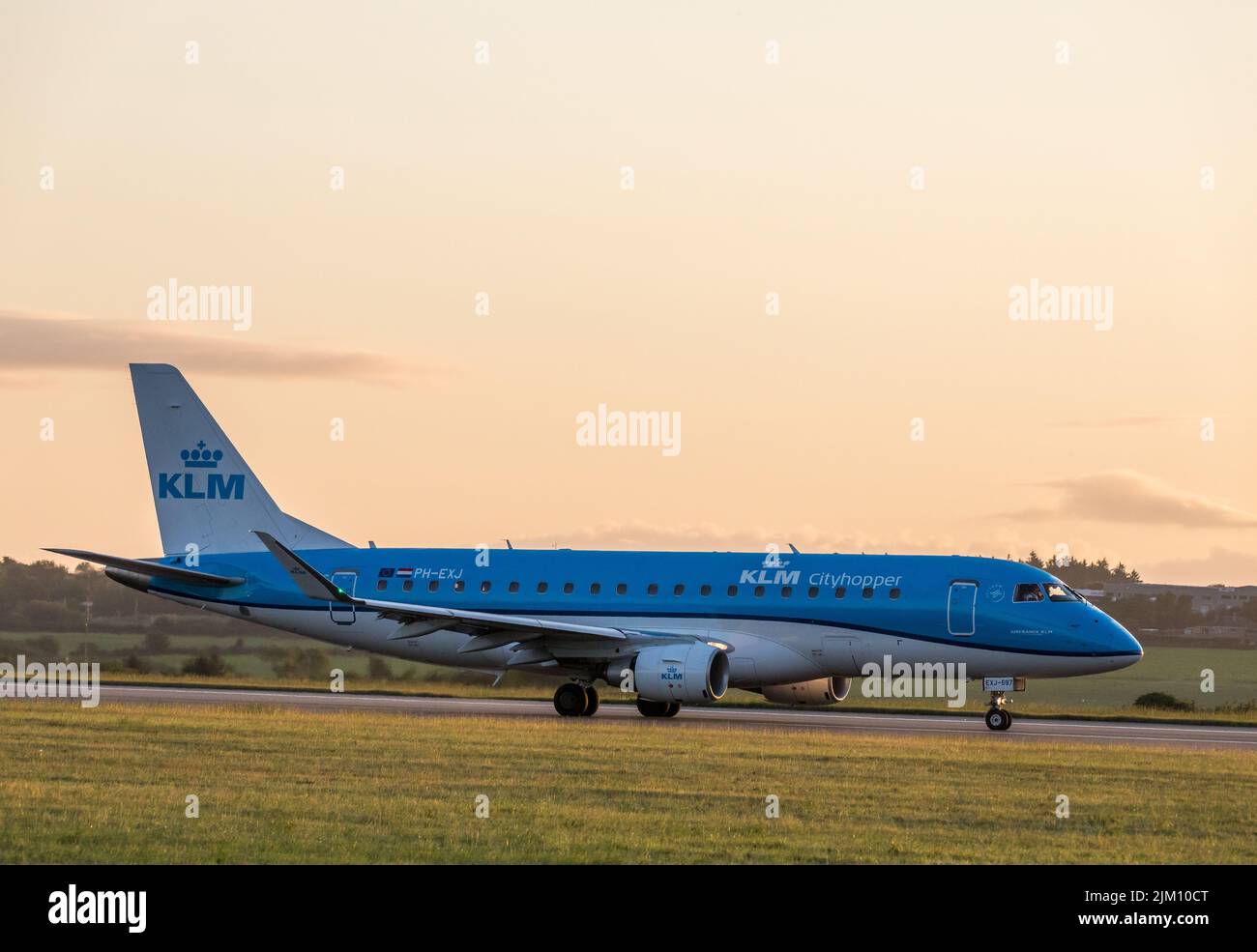 Aeroporto di Cork, Cork, Irlanda. 04th Agosto 2022. Un KLM Embraer 175 tassando sulla pista all'alba prima della partenza per un volo di prima mattina ad Amsterdam da Cork, Aeroporto, Irlanda.- Credit; David Creedon / Alamy Live News Foto Stock