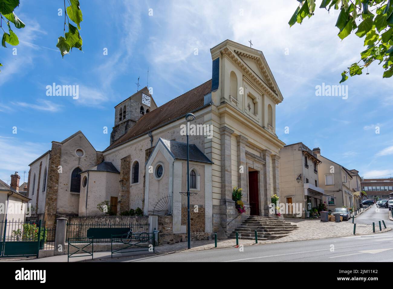 Chiesa cattolica di Saint-Martin-Saint-Laurent, costruita nel 12th secolo, situata a Orsay, Francia, nel dipartimento francese di Essonne Foto Stock