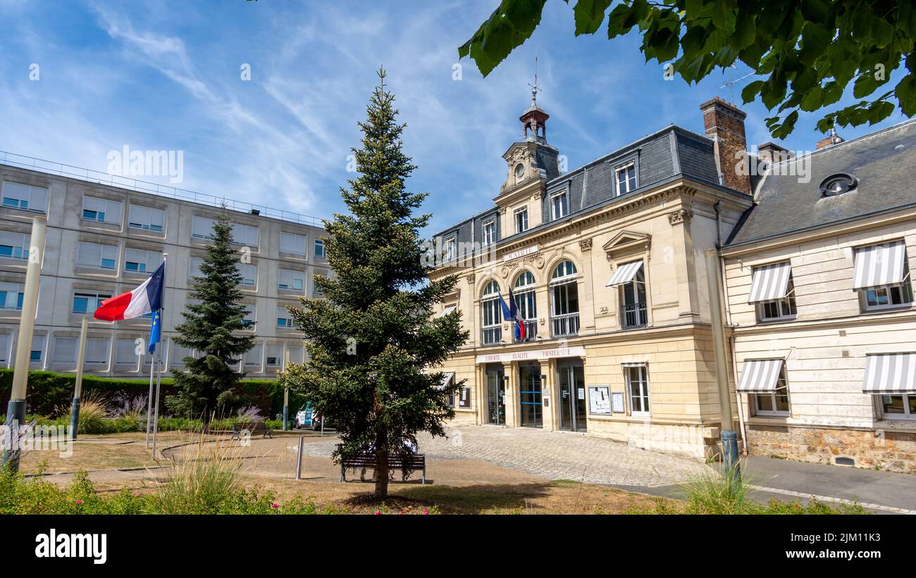 Vista esterna del municipio di Orsay, Francia, una città situata a sud-ovest di Parigi, nel dipartimento francese di Essonne, nella regione Île-de-France Foto Stock