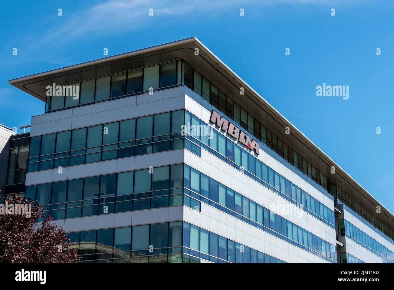 Vista esterna della sede di MBDA, azienda industriale nel settore aeronautico, spaziale e armamento, specializzata in sistemi missilistici Foto Stock