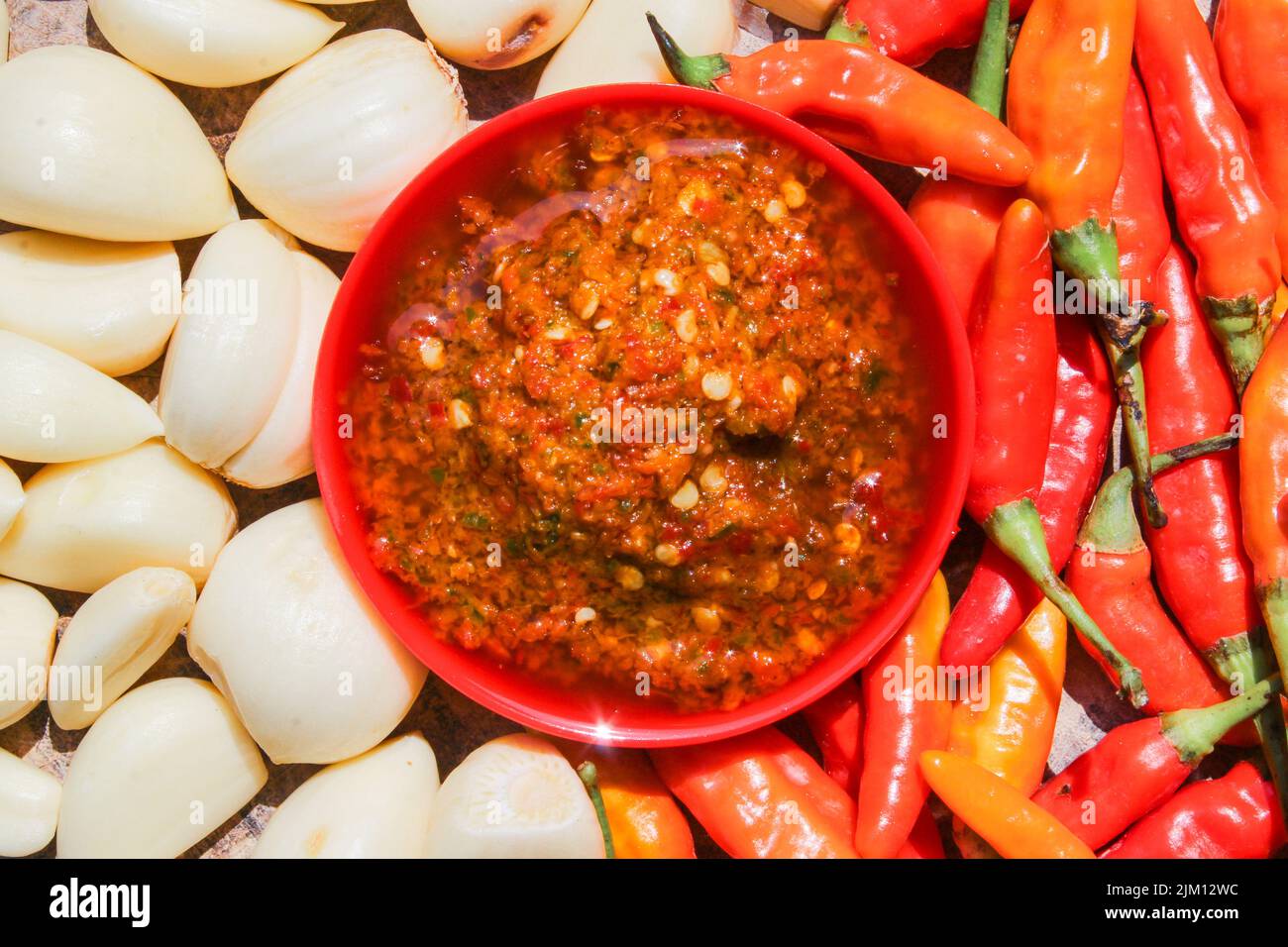 Aglio indonesiano chili sambal o sambel bawang con aglio, peperoncino e sale come ingredienti. Autentico sambal tradizionale o pasta di peperoncino da indone Foto Stock