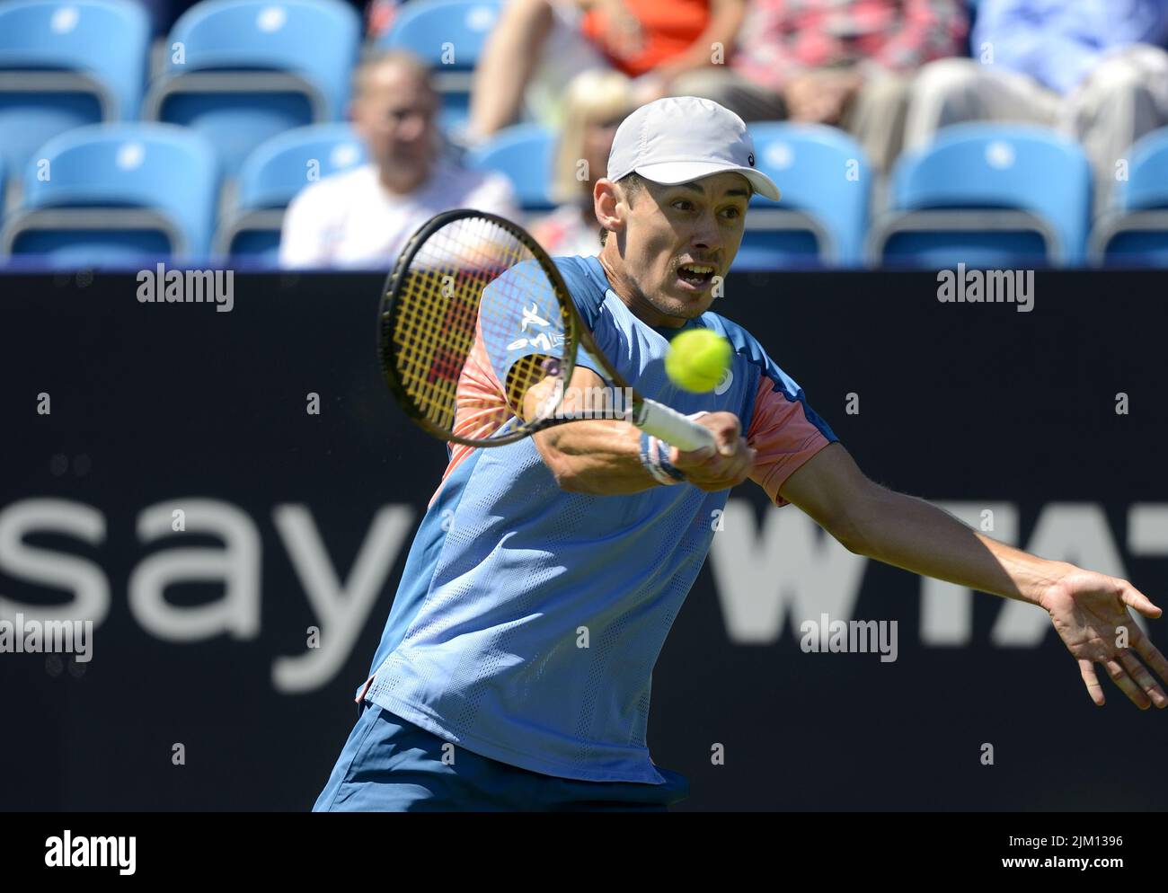 Eastbourne, Regno Unito. 20th giugno 2022. Il campione in difesa del singolo Alex de Minaur (Aus) batte Cristian Garin (Cile) nella loro prima partita di round sul Center co Foto Stock