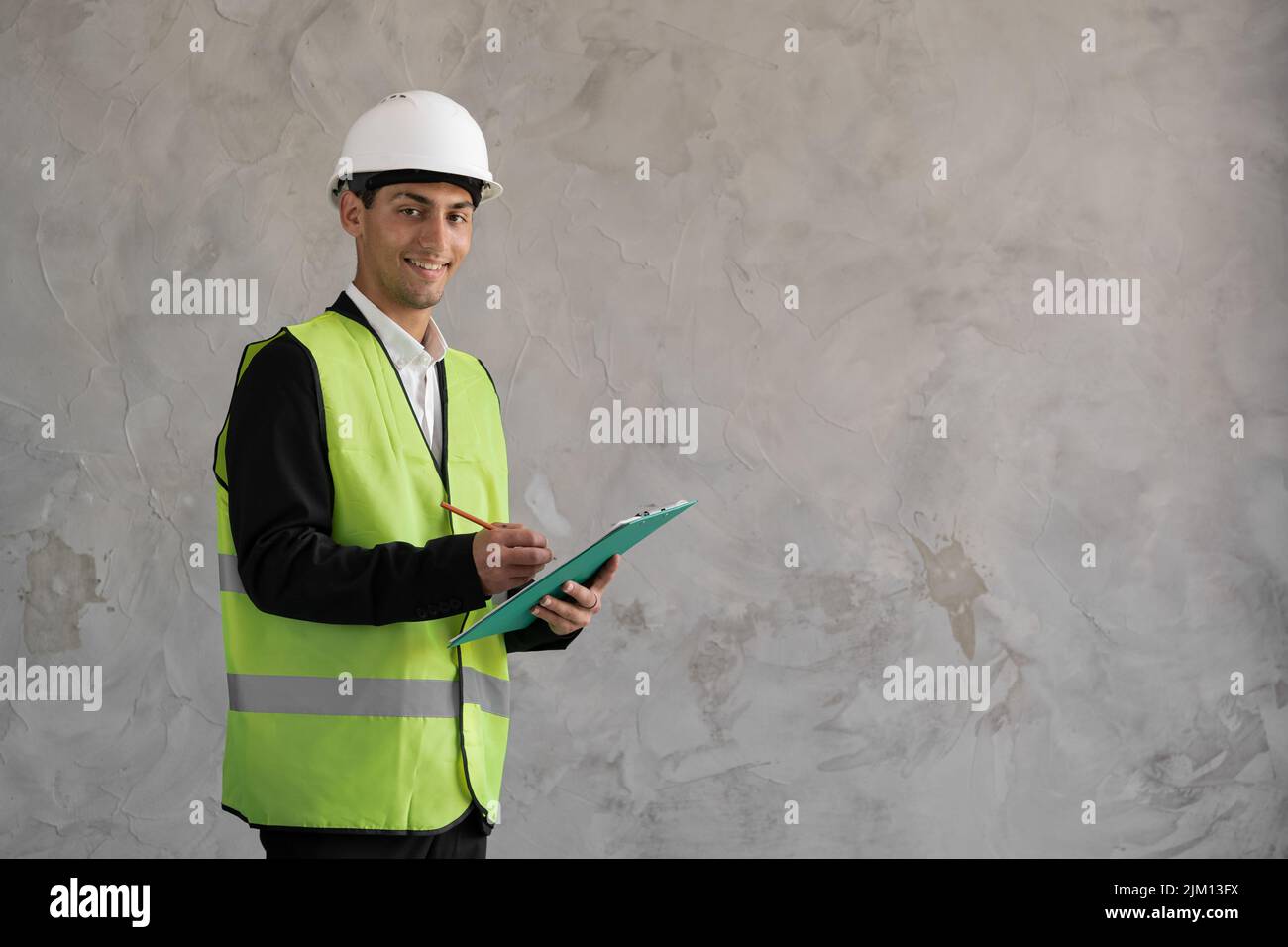 ritratto di uomo arabo ingegnere civile con cappello di sicurezza bianco, isolato Foto Stock