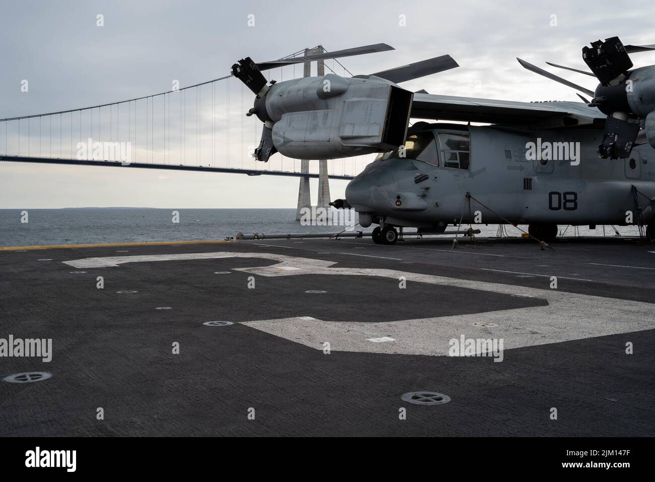 Stretto danese, Mar Baltico. 2nd ago 2022. Un elicottero MH-60 attaccato al Sea Combat Squadron (HSC) 28, è mostrato sul ponte di volo a bordo della nave d'assalto anfibio di classe Wasp USS Kearsarge (LHD 3) mentre la nave transita attraverso lo stretto danese per entrare nel Mar Baltico, agosto. 2, 2022. Il gruppo di preparazione Kearsarge Amphibious e l'unità di spedizione Marina 22nd, sotto il comando e il controllo della Task Force 61/2, è in un dispiegamento programmato nell'area delle operazioni U.S. Naval Forces Europe, impiegata dalla U.S. Sesta flotta per difendere gli interessi degli Stati Uniti, degli alleati e dei partner. (Credito Foto Stock