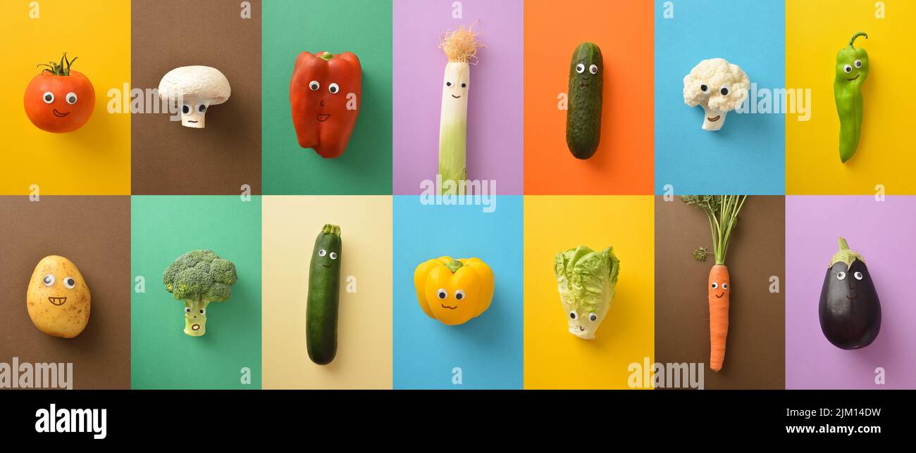 Set di variopinte verdure divertenti con faccia su sfondo di colore isolato. Verdure bambino sano mangiare concetto. Foto Stock