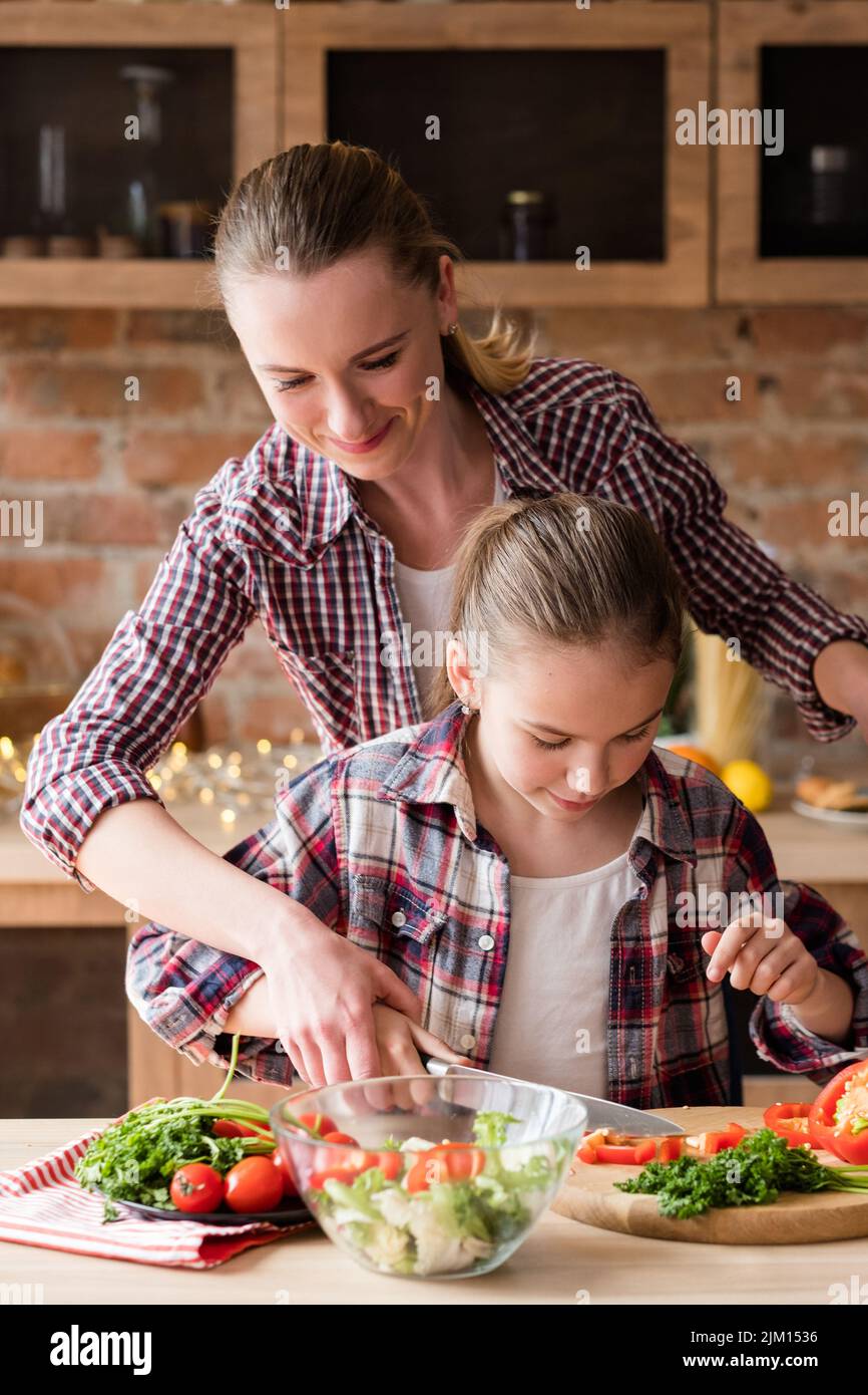 le abilità di cottura del bambino la mamma aiutano l'istruzione culinaria Foto Stock
