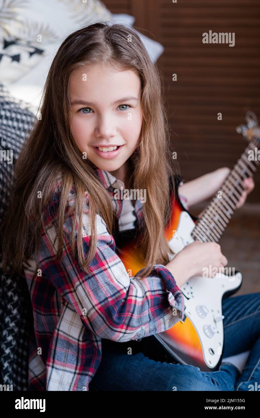 bambino arte tempo libero ragazza che suona la musica di chitarra hobby Foto Stock