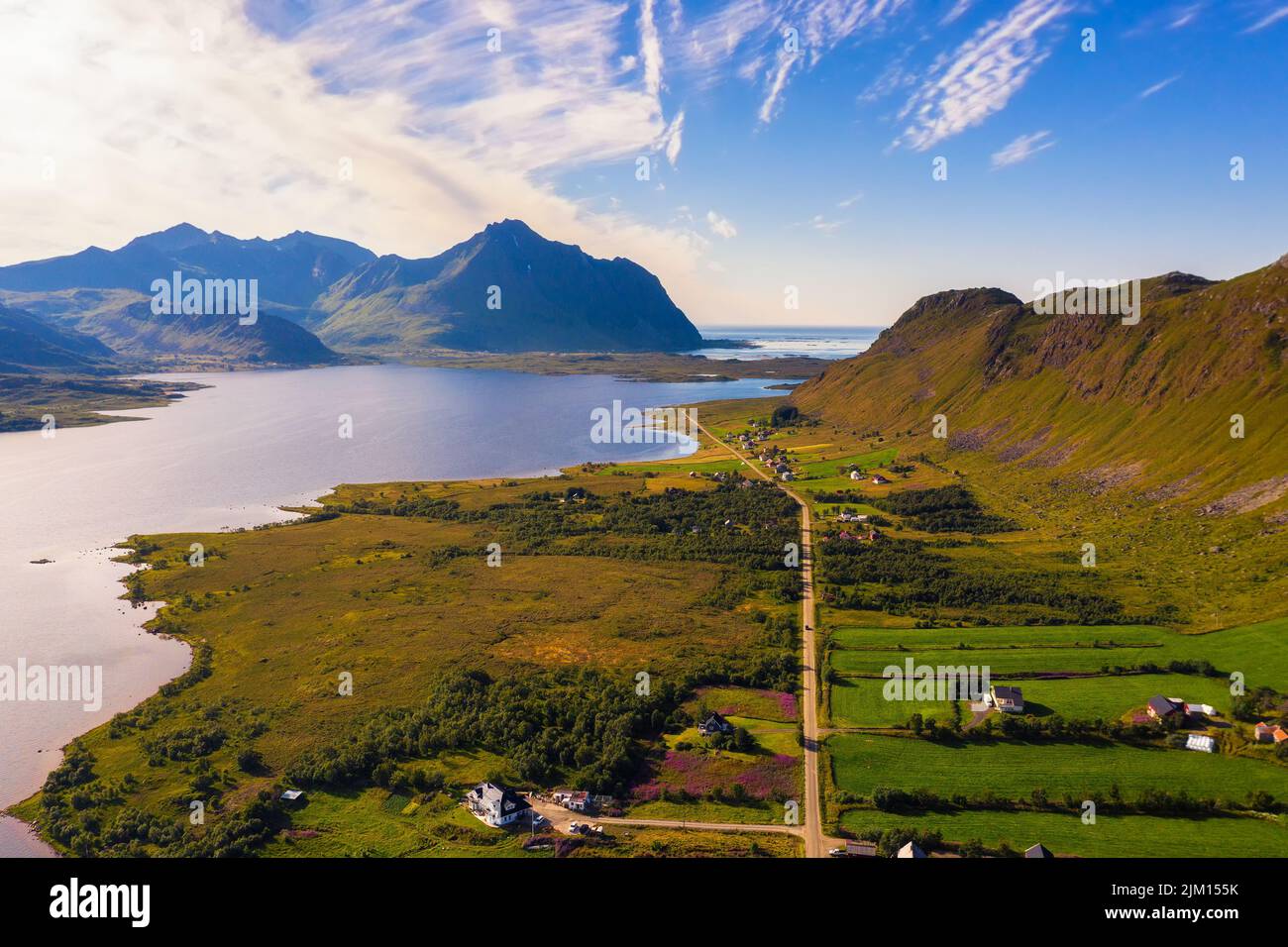 Vista aerea di una strada che attraversa le isole Lofoten in Norvegia Foto Stock