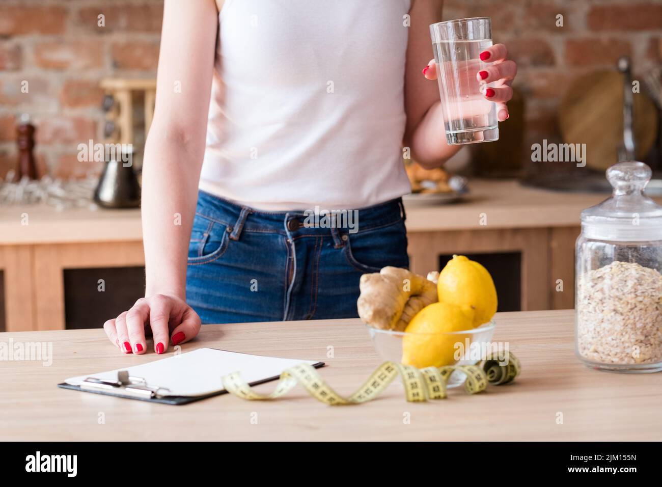 dieta dimetox dimagrimento perdita di peso donna limone zenzero Foto Stock