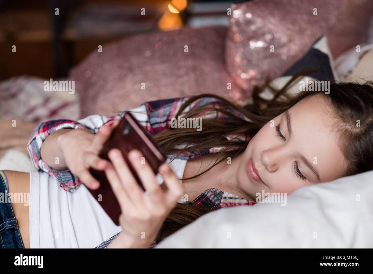 bambino tecnologia dipendenza ragazza utilizzando il telefono Foto Stock