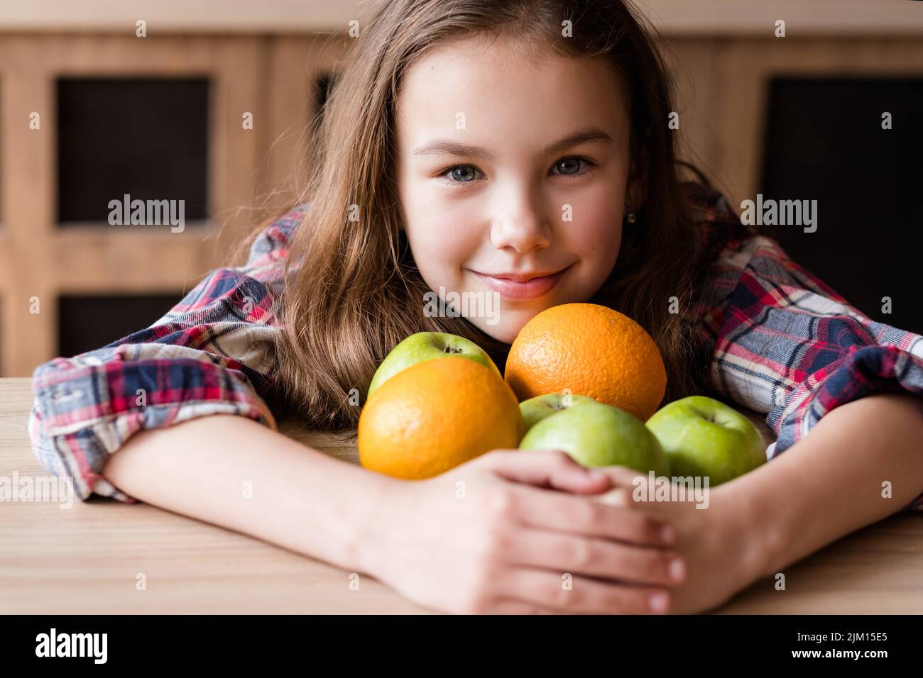 alimentazione equilibrata bambino frutta benessere arancio Foto Stock