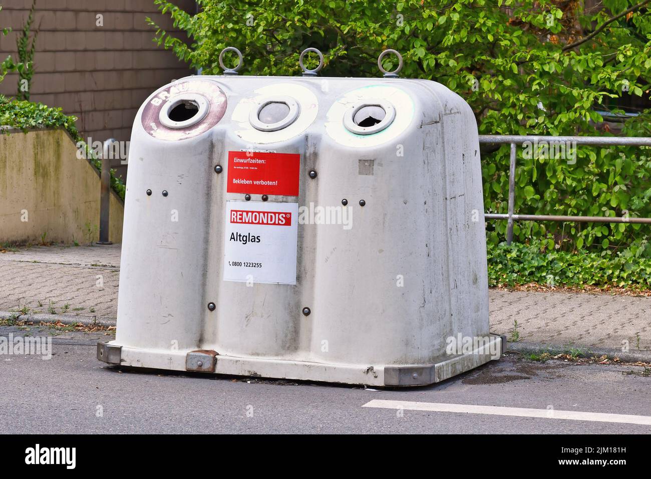 Heidelberg, Germania - Agosto 2022: Contenitore pubblico per la raccolta dei rifiuti di vetro Foto Stock
