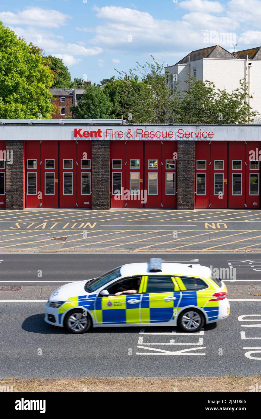Servizi di emergenza Kent - Kent Fire and Rescue Service station e Kent Police Car - Canterbury, Inghilterra, Regno Unito Foto Stock