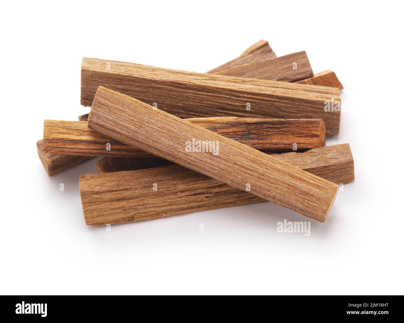 bastoncini di legno di sandalo isolati su sfondo bianco Foto Stock