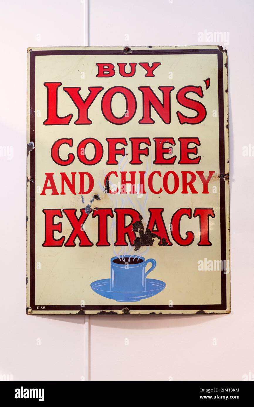 Un vecchio segno di metallo smalto che fa pubblicità al caffè di Lione e all'estratto di cicoria. Foto Stock