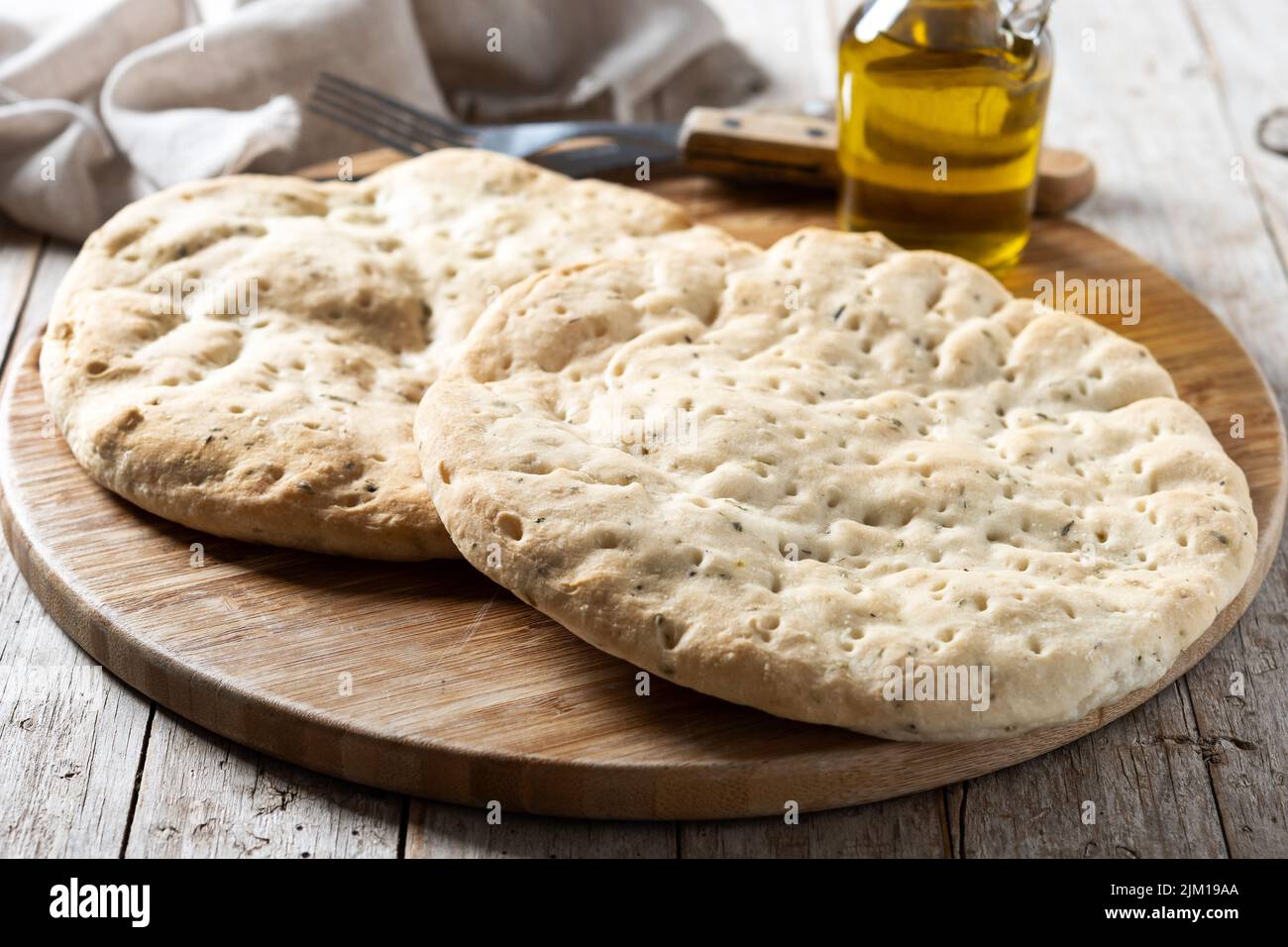 Focaccia italiana con rosmarino isolato su sfondo bianco Foto Stock