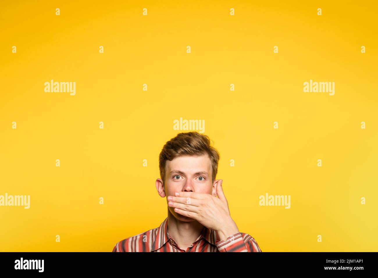 omg uomo coprire bocca mano sorprendente sorprendente Foto Stock