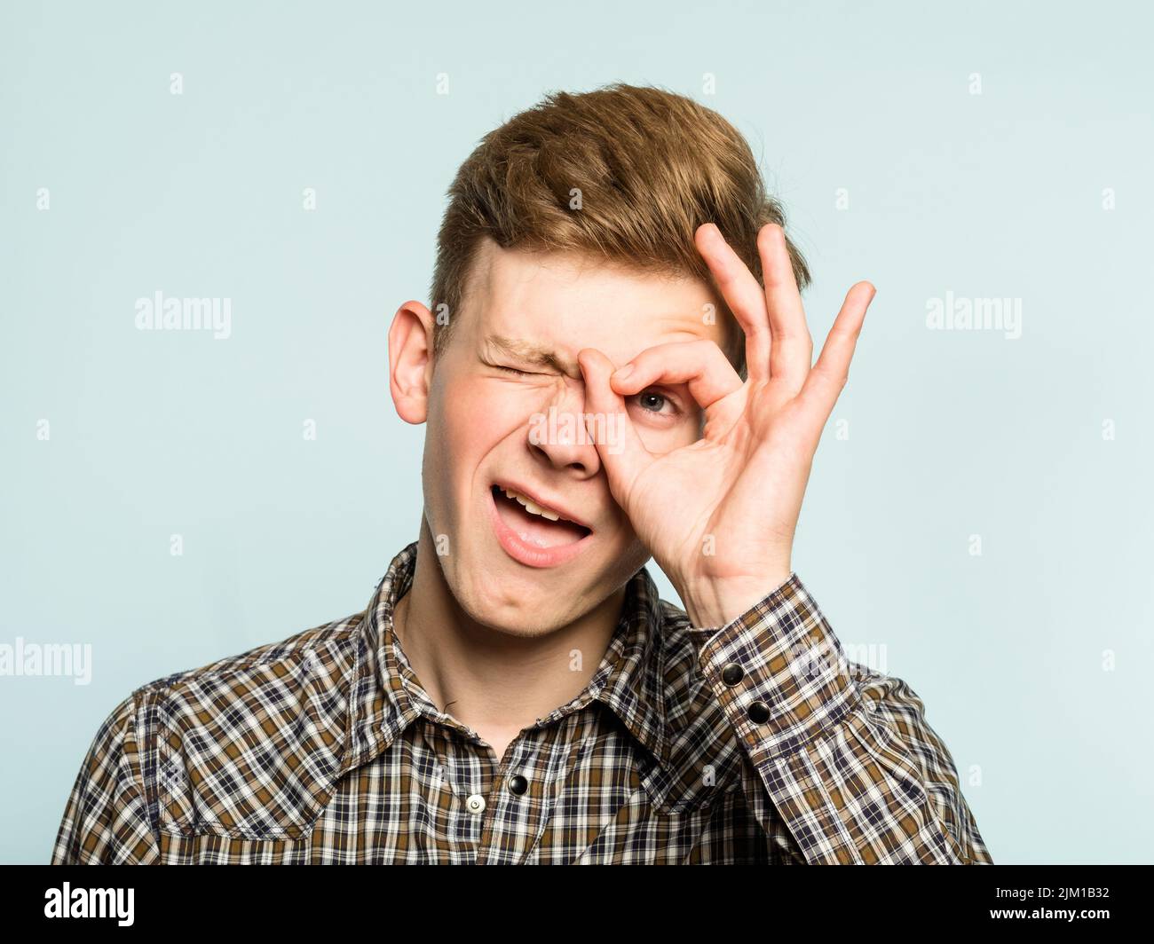 ok gesto felice sorridendo felice uomo ritratto Foto Stock
