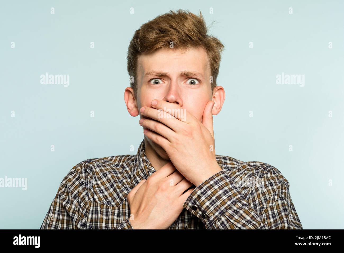 sorpreso stupito stupito uomo che gasping emozione Foto Stock