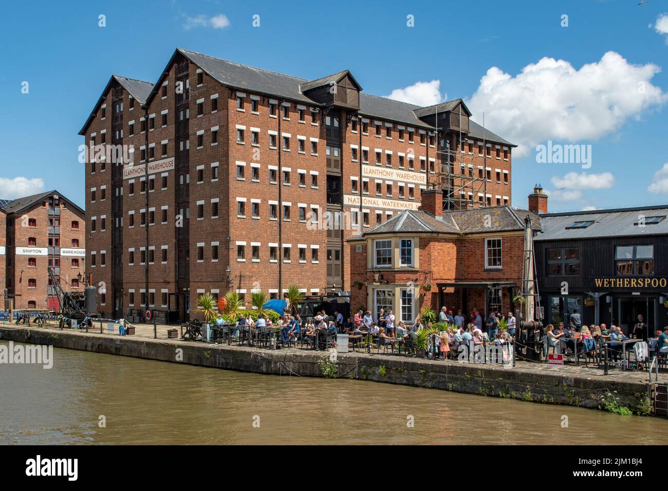 Caffè Waterside a Old Docks, Gloucester, Gloucestershire, Inghilterra Foto Stock
