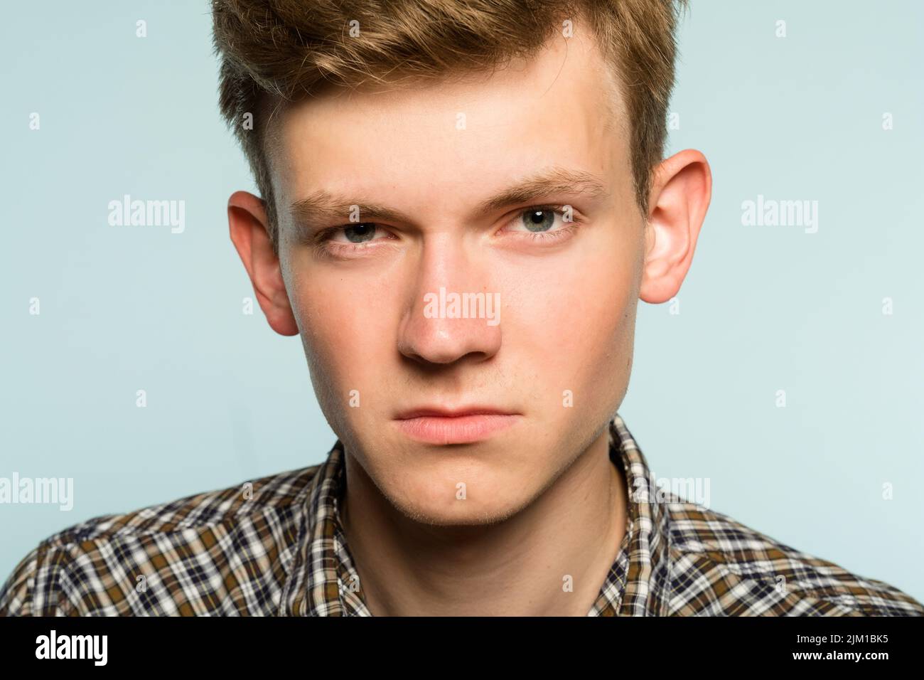 vuoto espressione serio uomo sicuro faccia di poker Foto Stock
