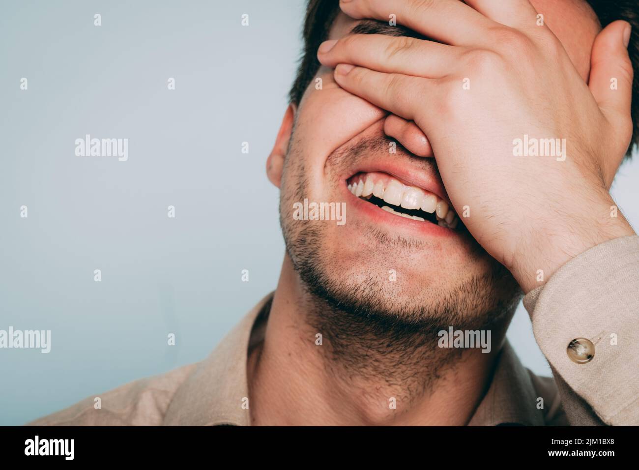 felice soddisfare gioioso uomo ridendo emozione sorriso Foto Stock