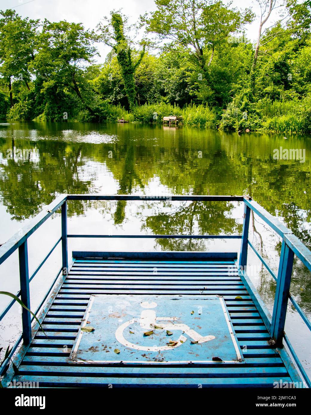 Ponte panoramico naturalistico con piattaforma di accesso per sedie a rotelle nel parco nazionale di Kolkheti in Georgia. Famosa destinazione turistica in Georgia Foto Stock