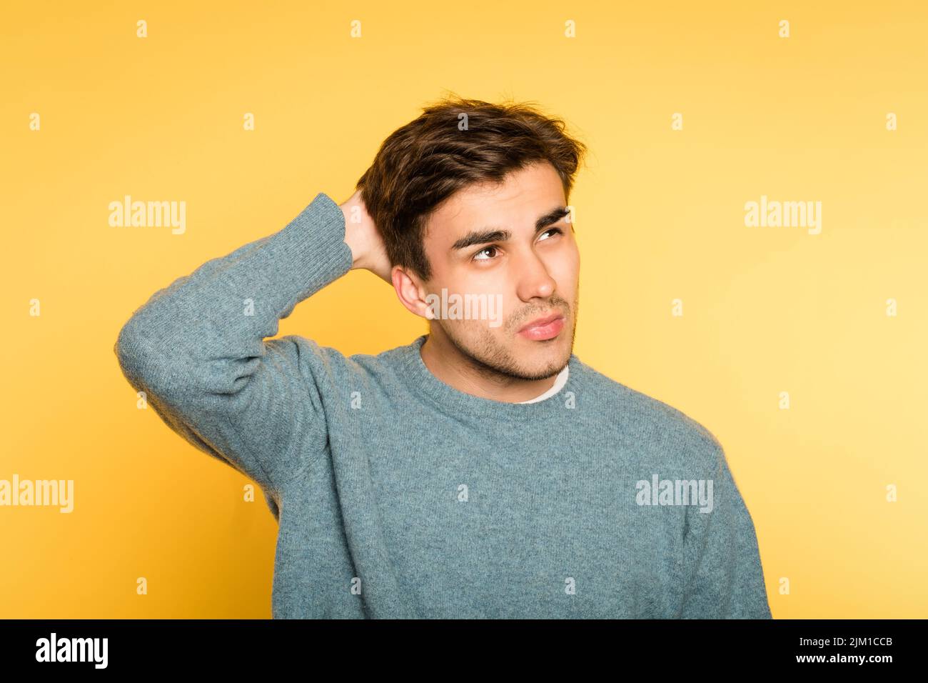 l'uomo guarda in su ricordisi di ricordare l'espressione facciale Foto Stock