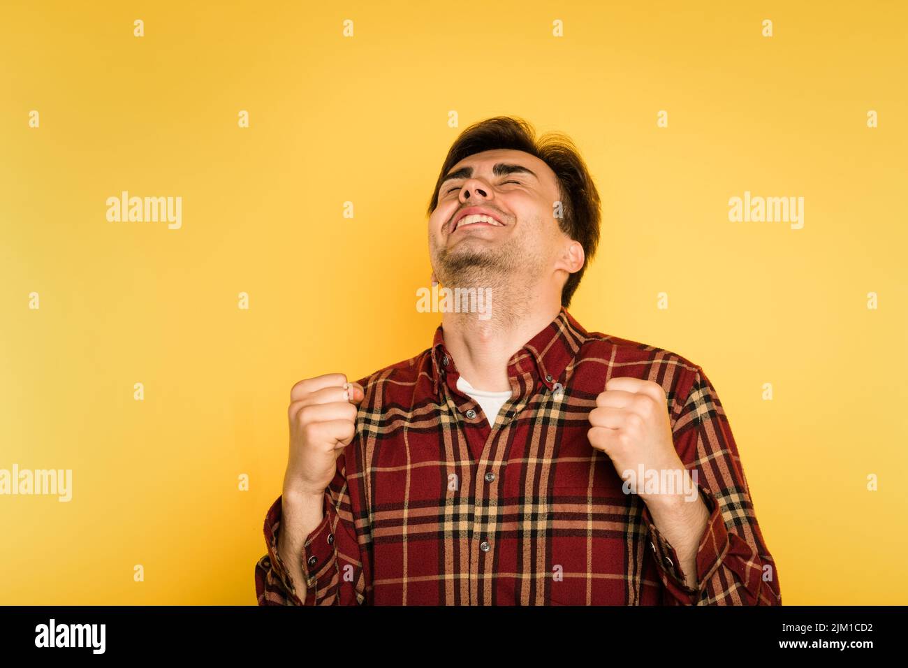 un uomo entusiasta e estatico che celebra l'emozione del successo Foto Stock