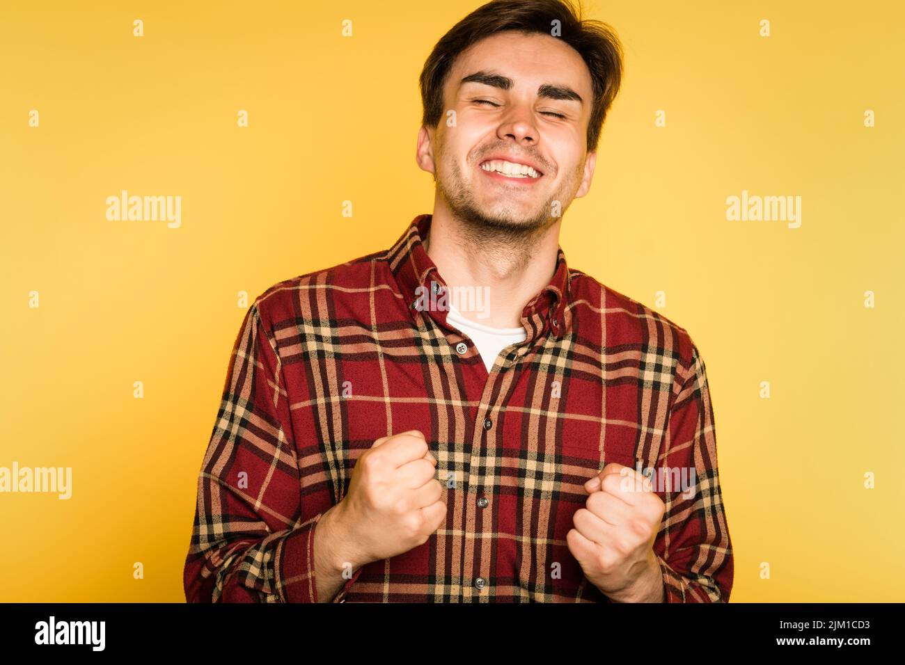 un felice uomo estatico che celebra l'emozione del successo Foto Stock