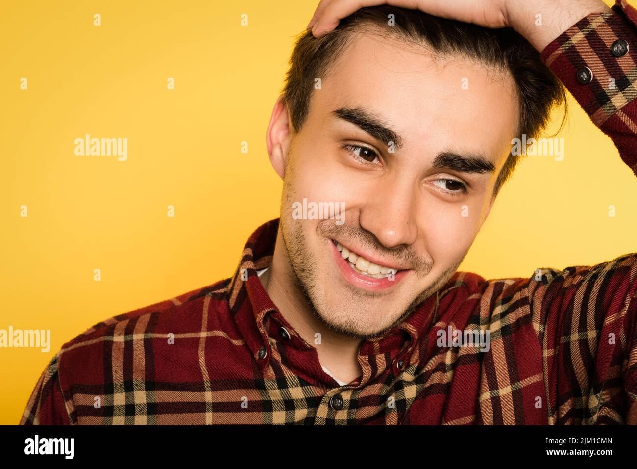 sorridente felice rilassato uomo emozione guardare lateralmente Foto Stock