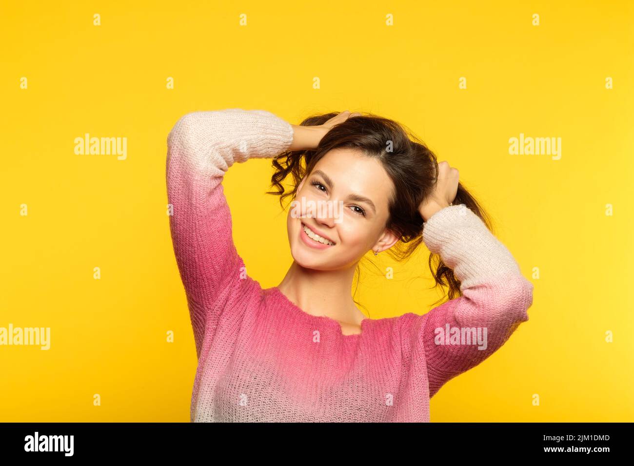 felice sorridente ragazza maiale code comportamento infantile Foto Stock