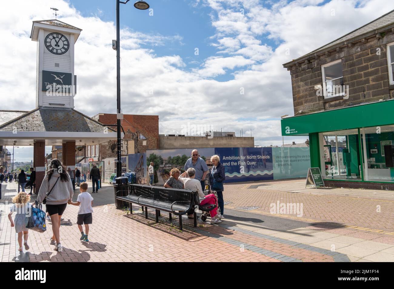 Persone che trascorrono del tempo libero nel centro della città di North Shields, North Tyneside, Regno Unito, mentre continuano i lavori di ristrutturazione. Foto Stock