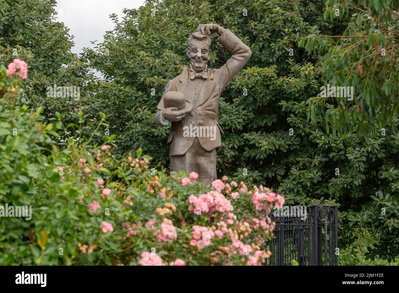 La statua di Laurel Park di Stan Laurel, del duo comico Laurel e Hardy, che viveva nella città di North Shields, North Tyneside, Regno Unito da bambino. Foto Stock