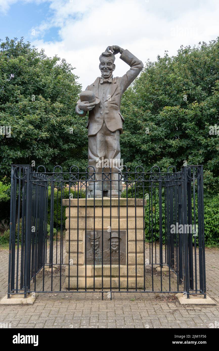 La statua di Laurel Park di Stan Laurel, del duo comico Laurel e Hardy, che viveva nella città di North Shields, North Tyneside, Regno Unito da bambino. Foto Stock