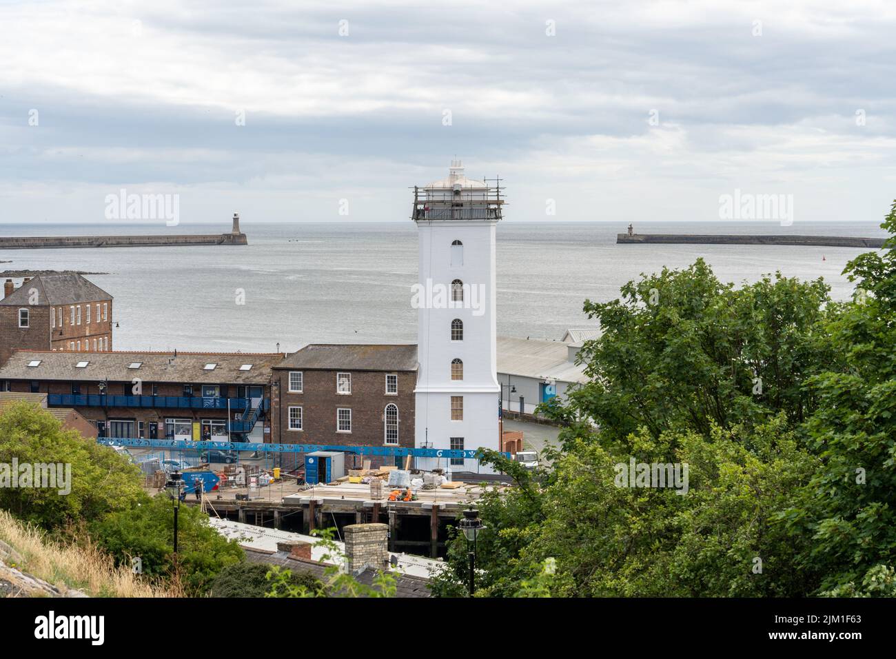 The Low Light on the Fish Quay a North Shields, North Tyneside Regno Unito - una luce principale dismessa, con i due moli alla foce del fiume Tyne Foto Stock