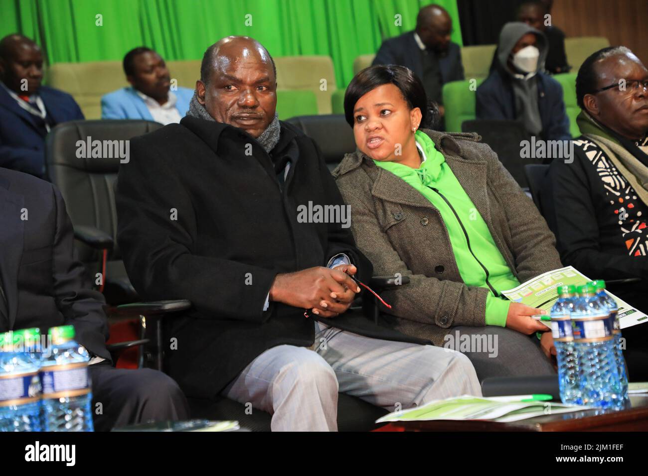 Nairobi, Kenya. 04th ago 2022. La Commissione elettorale indipendente e confini (IEBC), il presidente Wafula Chebukati (L) e la sua vice presidente Juliana Cherera (R) hanno visto durante il briefing di osservazione delle elezioni generali del 2022 presso i Bomas del Kenya, in vista delle elezioni generali del 9 agosto 2022. Credit: SOPA Images Limited/Alamy Live News Foto Stock