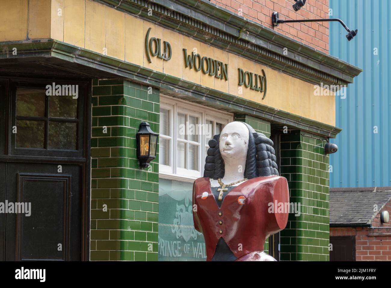 Vecchia testa di albero di una figura femminile, all'esterno del pub Prince of Wales, North Shields, North Tyneside, Regno Unito, noto anche come The Old Wooden Dolly. Foto Stock