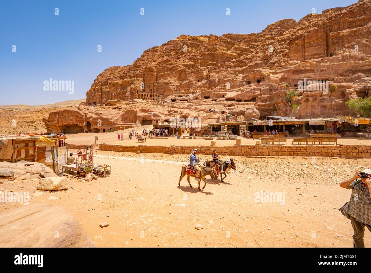 Guardando verso le tombe reali in Petra Jordan Foto Stock