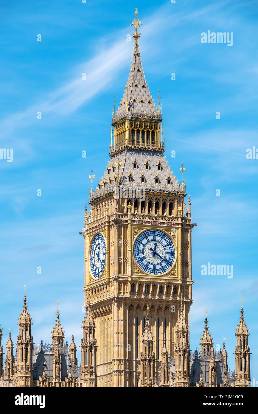 Vista sul Big ben, la famosa torre dell'orologio dopo un importante rinnovo nel 2022. Londra, Inghilterra Foto Stock