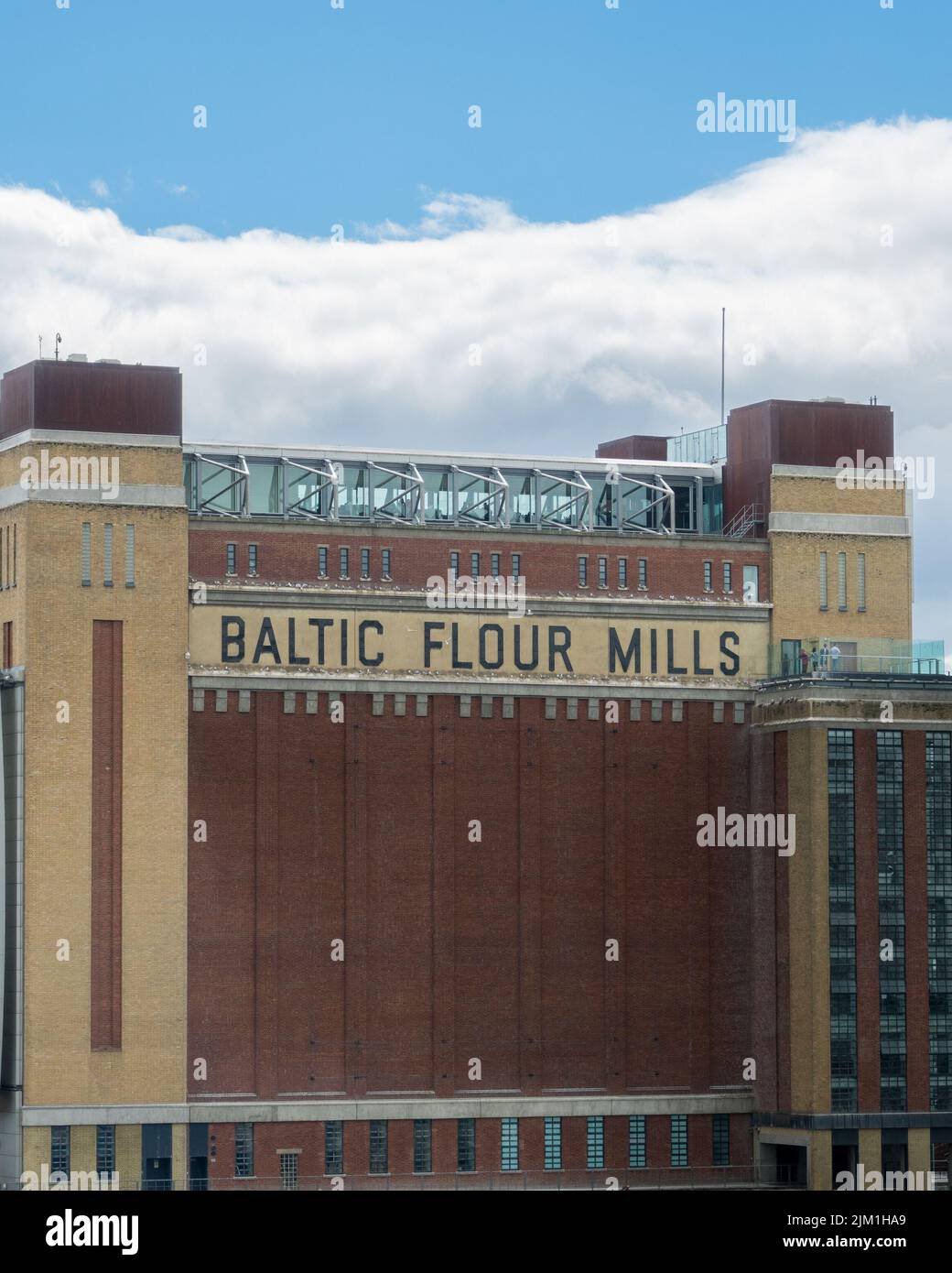 Ex edificio del Baltic Flour Mills, ora sede del BALTIC Centre for Contemporary Art, sulla riva sud del fiume Tyne a Gateshead. Foto Stock