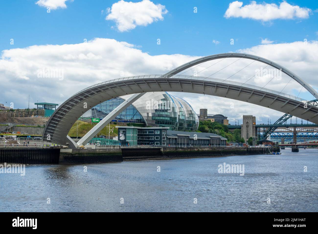 Gateshead Millennium Bridge che attraversa il fiume Tyne tra Gateshead e Newcastle upon Tyne, con il Glasshouse International Centre for Music. Foto Stock