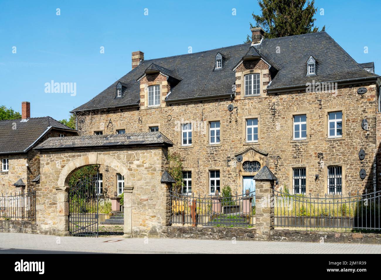 Deutschland, NRW, Kreis Düren, Kreuzau (Krözau), Haus Schneidhausen, Der dicht am Kreuzauer Mühlenteich gelegene Gebäudekomplex wurde 1743 Burch Leonh Foto Stock