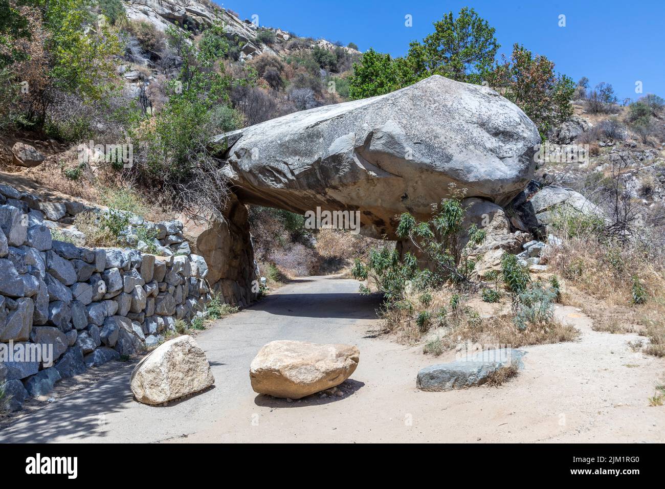 Tunnel rock a sequoia albero ingresso parco nazionale tre fiumi, USA Foto Stock