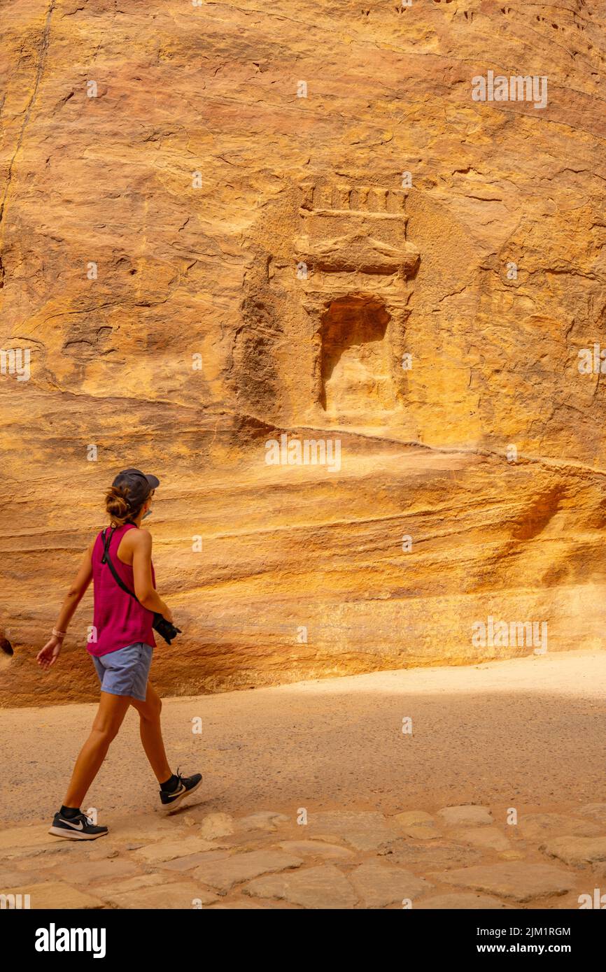 Sculture di roccia nabatee in al-Siq l'ingresso del canyon a Petra Jordan. Foto Stock