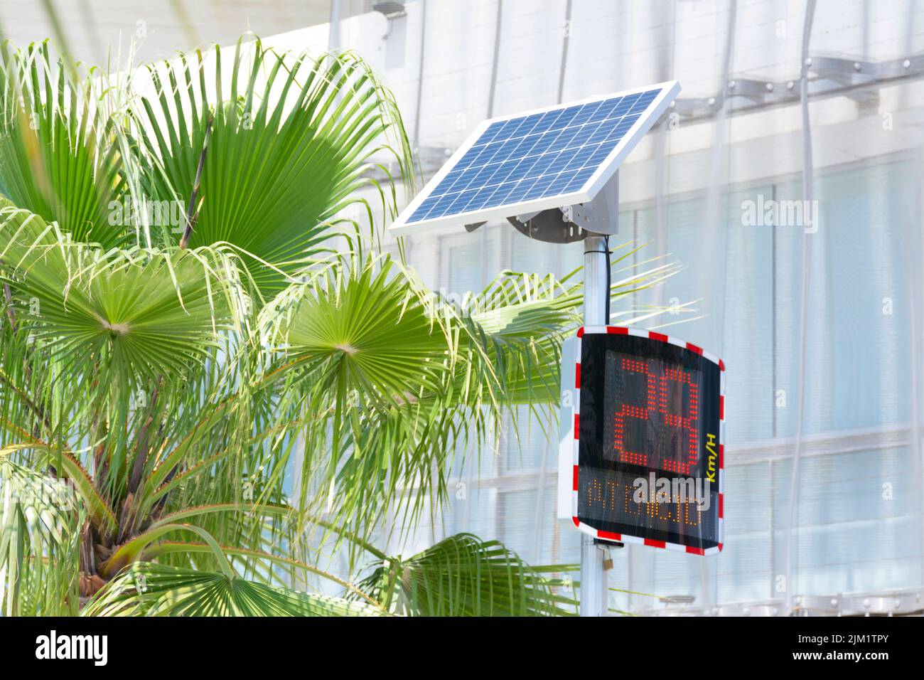 Segnale informativo digitale di velocità con pannello solare, sulla strada di un quartiere moderno Foto Stock