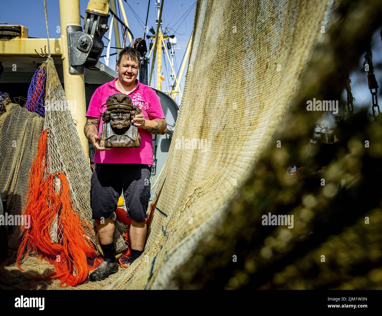 2022-08-04 11:40:00 DEN OEVER - pescatori della taglierina per gamberi Wieringer 22 portare una foto a terra che hanno pescato nel fairway Texelstroom. È probabilmente una statua che si trovava sulla poppa di una nave del 17th secolo. ANP REMKO DE WAAL Paesi bassi out - belgio out Foto Stock