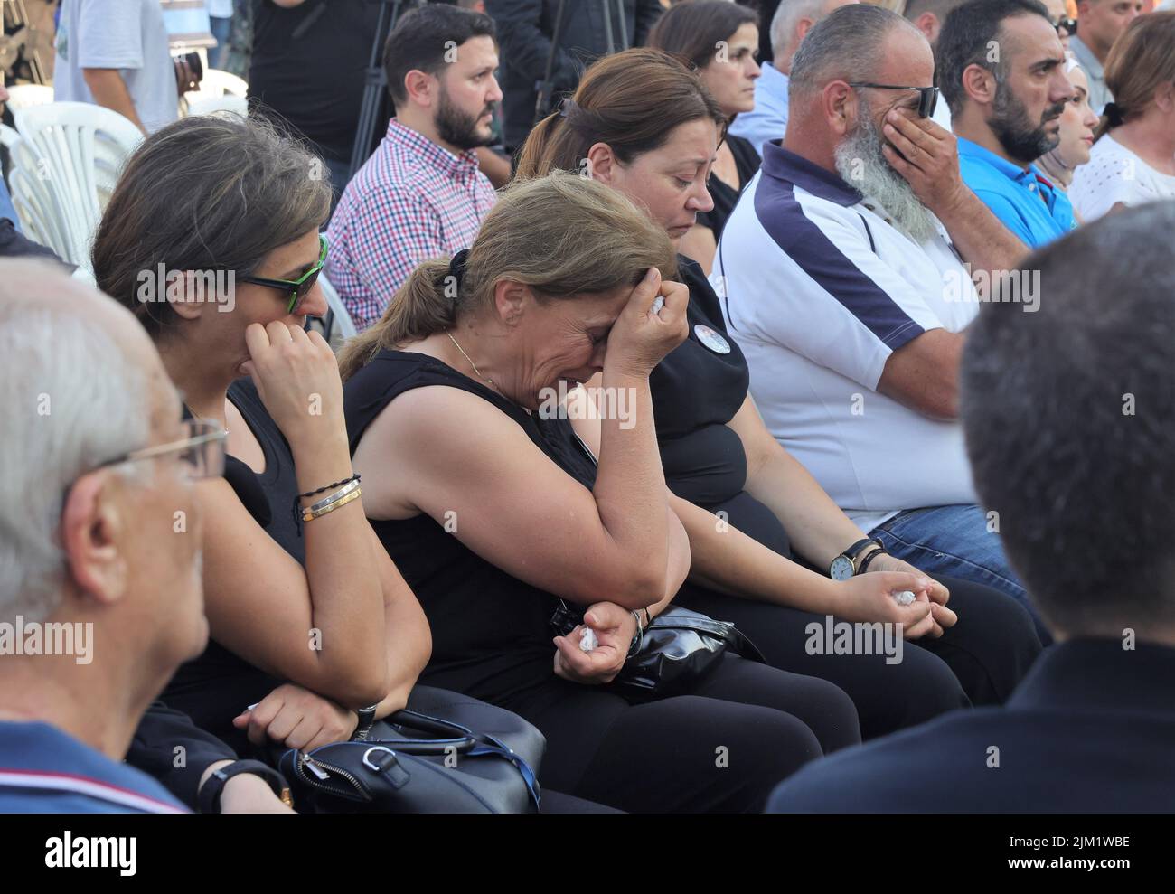 Beirut, 3 agosto. 4th ago 2020. Le persone partecipano a un evento commemorativo che si tiene presso la sede centrale della Beirut Fire Brigade a Beirut, Libano, il 3 agosto 2022. La brigata del fuoco di Beirut ha tenuto un evento commemorativo il mercoledì per rendere omaggio ai vigili del fuoco che hanno perso la loro vita nell'esplosione del porto di Beirut il 4 agosto 2020. Credit: Liu Zongya/Xinhua/Alamy Live News Foto Stock